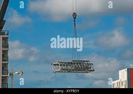 Gosford, Australien - 16 November. 2017: Montage eines Turmdrehkrans auf einem Gebäude Baustelle in Beane St. Gosford, New South Wales, Australien. Stockfoto