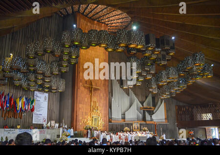 Mexiko City, Mexiko - 19. Juni 2013: Religiöse in der Basilika Unserer Lieben Frau von Guadalupe statt. Stockfoto