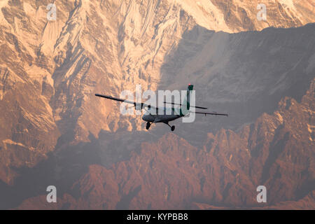 Touristische Flugzeug Rundflug über die Berge Annapurna in Nepal Stockfoto