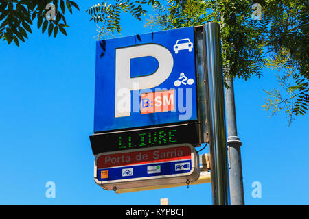 BARCELONA, SPANIEN - 20. Juni 2017: Schild am Eingang ein Parkplatz für Auto und Motorrad mit der Erwähnung in der Katalanischen FREI-Tür von Sarria Stockfoto