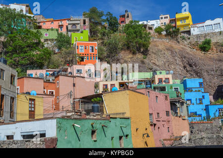 Guanajuato, Mexiko - Juni 05, 2013: Blick auf die traditionelle bunte Häuser auf die charmante Stadt Guanajuato Stockfoto