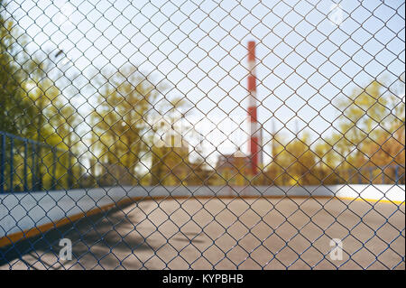Stahlgewebe. Blick auf den Spielplatz. Ökologie und Sport. Sport in der Stadt Stockfoto