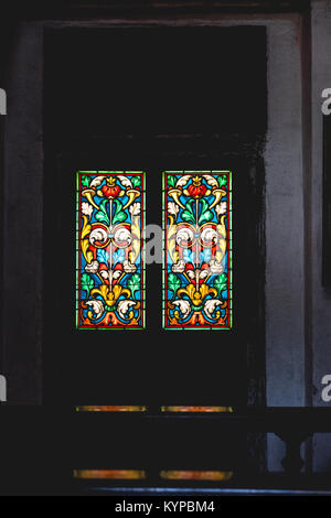 Kirche farbige Glasfenster in der Dunkelheit Stockfoto
