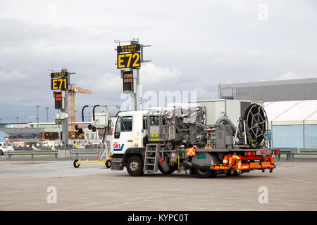 Kopenhagen, Dänemark - 22 Juli 2017: Einen geparkten Kraftstoff Lkw am Flughafen Kopenhagen Stockfoto