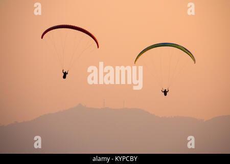 Paragliding bei Sonnenuntergang in Pokhara, Nepal Stockfoto