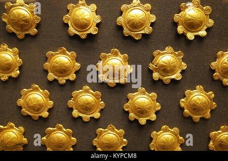 Goldfarbene Knöpfe im Britischen Museum in London, England, Großbritannien Stockfoto