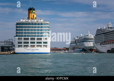 Kreuzfahrtschiffe im Hafen angedockt in Veneto, Venedig, Italien, Europa. Stockfoto