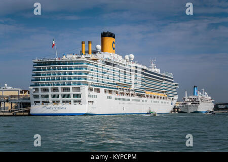 Kreuzfahrtschiffe im Hafen angedockt in Veneto, Venedig, Italien, Europa. Stockfoto