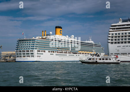 Kreuzfahrtschiffe im Hafen angedockt in Veneto, Venedig, Italien, Europa. Stockfoto