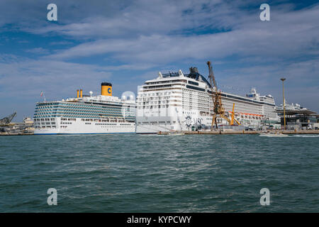 Kreuzfahrtschiffe im Hafen angedockt in Veneto, Venedig, Italien, Europa. Stockfoto