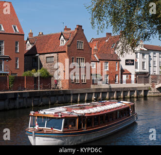 Sightseeing Tourist Boot auf dem Fluss Wensum im Zentrum der historischen Stadt Norwich, Norfolk, England, Großbritannien Stockfoto