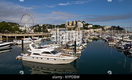 Die englische Riviera Holiday Resort von Torquay mit seinem Hafen und Jachthafen voller Boote und Yachten, Torquay, Torbay, Devon, England, Großbritannien Stockfoto