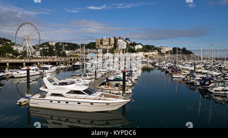 Die englische Riviera Holiday Resort von Torquay mit seinem Hafen und Jachthafen voller Boote und Yachten, Torquay, Torbay, Devon, England, Großbritannien Stockfoto