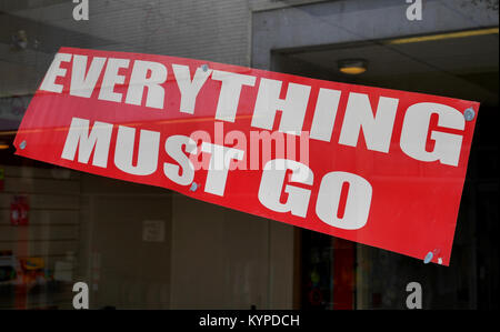 Rote "Alles muss gehen", Schild im Fenster der Geschlossen retail business in verlassenen Shopping Precinct, quer Einkaufszentrum, Torquay, Devon, Großbritannien Stockfoto