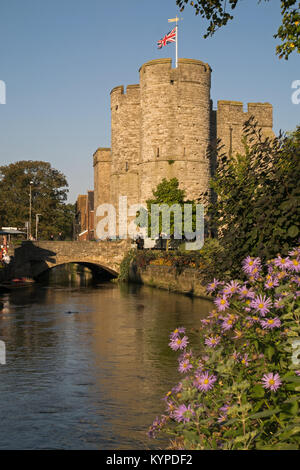 Die Westgate Towers, entlang des Flusses Stour gelegen, und das Westgate Gärten in Canterbury, Kent, England, Großbritannien Stockfoto