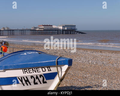 Die Victorian Seaside Holiday Resort Cromer, mit seinem Pier und Fischerboote am Strand, Cromer, Norfolk, England, Großbritannien Stockfoto