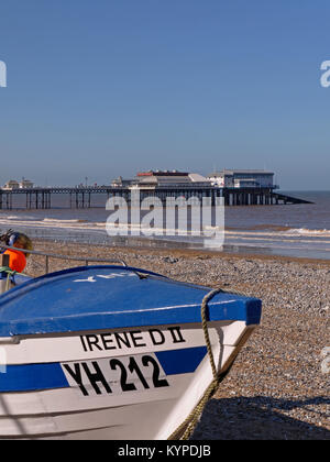 Die Victorian Seaside Holiday Resort Cromer, mit seinem Pier und Fischerboote am Strand, Cromer, Norfolk, England, Großbritannien Stockfoto