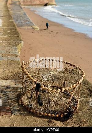 Eine weggeworfene Lobster Pot auf dem Meer an der Wand. Stockfoto