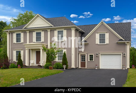 Luxus haus mit schön getrimmt und angelegten Vorgarten, Rasen in einem Nordamerikanischen Wohngegend. Stockfoto