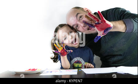 Vati und seine schöne Tochter malen ihre Hände und herzlichst Lachen Stockfoto