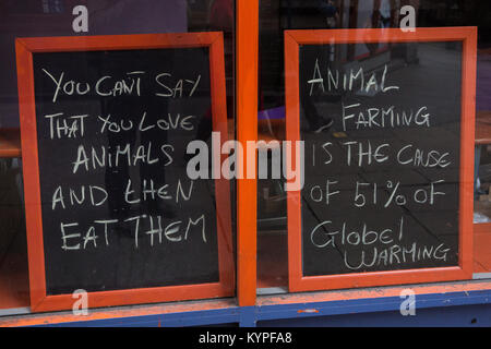 London, Großbritannien. 13. Januar, 2018. Nachrichten, die auf Wandtafeln in den Fenstern einer veganes Restaurant in Soho positioniert geschrieben. Stockfoto