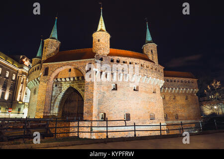 Barbican Festung im historischen Zentrum von Krakau bei Nacht, Polen Stockfoto