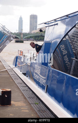 Ein Passagier mbna Thames Clipper Boot auf der Themse in der Nähe von Westminster Pier, London Stockfoto