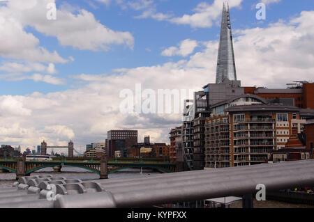 Blick von der Millennium Foot Bridge, London, auf der Suche nach Osten in Richtung der Shard, die Southwark Bridge und der Tower Bridge Stockfoto