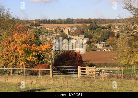 Blick über Cotswold Ackerland in das Dorf Blockley in der Landschaft der Grafschaft Gloucestershire England uk im Herbst Zeit Stockfoto