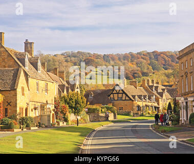 Ansicht der Inbegriff englischer Cotswold Village des Broadway in der Landschaft der Grafschaft Gloucestershire England UK im Herbst Zeit Stockfoto