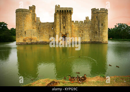 Der National Trust Bodiam Castle aus dem 14. Jahrhundert, mittelalterliche Wasserburg im East Sussex England gebaut im Jahre 1385 von Sir Edward Dalyngrigge/Dallingridge Stockfoto