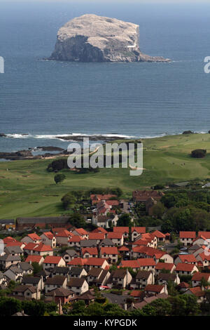 Die Aussicht von oben von Berwick Gesetz über der schottischen Badeort North Berwick East Lothian Schottland mit Bass Rock der Küste Stockfoto