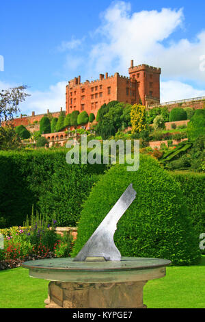 Powis Castle in der Nähe von Blairgowrie in Powis Mid Wales von den herrlichen Gärten, dass es mit einer Sonnenuhr im Vordergrund und blauer Himmel umgeben gesehen Stockfoto