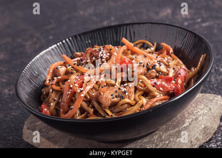 Udon mit Huhn Stockfoto