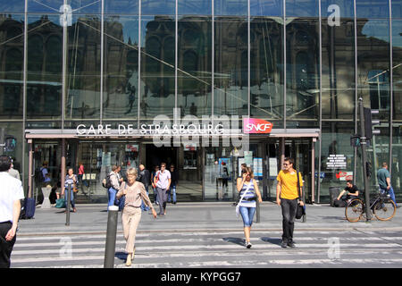 Anzeigen von Gare de Strasbourg Hauptbahnhof vom Place de la Gare, Frankreich Stockfoto