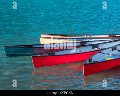 Kanus, Moraine Lake, Lake Louise, Banff National Park, Alberta, Kanada. Stockfoto