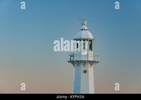 Mevagissey Leuchtturm gegen einen Sonnenuntergang gradient Himmel. Mevagissey, St Austell, Cornwall, Großbritannien eine Nahaufnahme von Mevagisseys äußeren Hafen Leuchtturm. Stockfoto