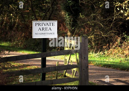 Hölzerne Tor auf einer Straße durch den Wald oder den Wald, mit einem Schild, auf dem "privaten Bereich kein Zutritt" Stockfoto