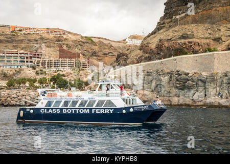 Puerto de Mogan, Gran Canaria in Spanien - Dezember 16, 2017: Der Glasboden die Fähre, die Passagiere von Puerto de Mogan nach Puerto Rico. Stockfoto