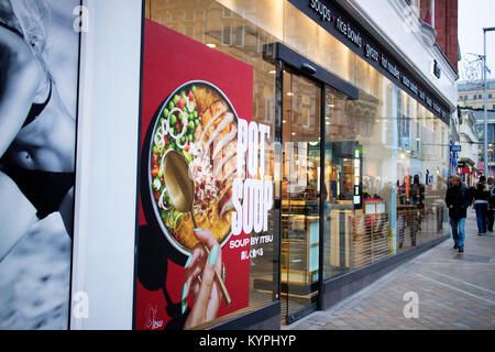 Itsu japanisches Sushi counter Service und Takeaway Store unter der Commercial Street, Leeds, West Yorkshire Stockfoto