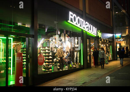 Footasylum Fashion und Schuhe Einzelhändler im Kern Einkaufszentrum auf Land Lane in Leeds, West Yorkshire Stockfoto