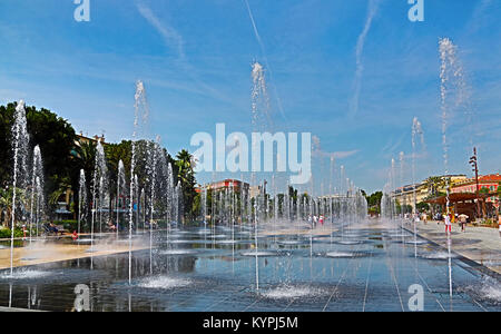 Promenade du Paillon in Nizza, Frankreich, und der Brunnen im Sommer. Stockfoto