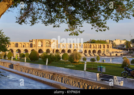 Isfahan, Iran - 24. April 2017: Die Pol-e Khaju Brücke über den Fluss Zayandeh in den Strahlen der aufgehenden Sonne. Brücke wurde im 17. Jahrhundert in Stockfoto