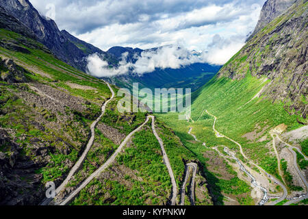 Troll Pfad Trollstigen oder Trollstigveien kurvenreiche Bergstrasse in Norwegen. Stockfoto