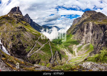 Troll Pfad Trollstigen oder Trollstigveien kurvenreiche Bergstrasse in Norwegen. Stockfoto