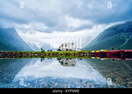 Familienurlaub reisen RV, Urlaub im Reisemobil, Caravan Auto Urlaub. Schöne Natur Norwegen natürliche Landschaft. Stockfoto