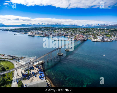 Brücke der Stadt Tromsø, Norwegen Luftaufnahmen. Tromso gilt als die nördlichste Stadt der Welt mit einer Bevölkerung über 50.000. Stockfoto