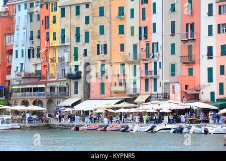 PORTOVENERE, Italien - 25 April 2015: die Menschen besuchen Portovenere in Italien. Es ist ein Teil von Portovenere und Cinque Terre UNESCO Weltkulturerbe establis Stockfoto