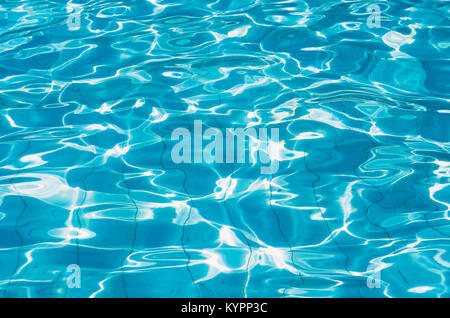 Große Wasser Textur für Hintergründe, Pool, blaues Wasser mit Lichtreflexen. Stockfoto