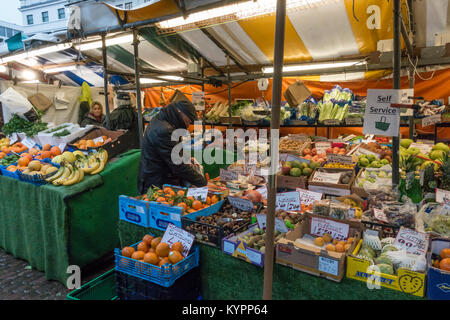Self Service grüne Lebensmittelhändler Markt Hill Cambridge Cambridgeshire UK Abschaltdruck Stockfoto